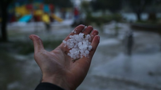 Adana'da dolu ve sağanak yaşamı olumsuz etkiledi