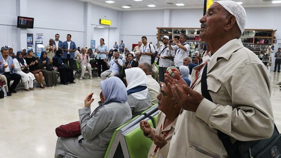 Adana'da ilk hac kafilesi dualarla uğurlandı