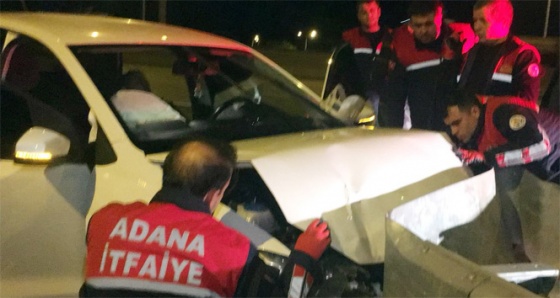 Adana’da otomobil bariyerlere çarptı: 1 yaralı