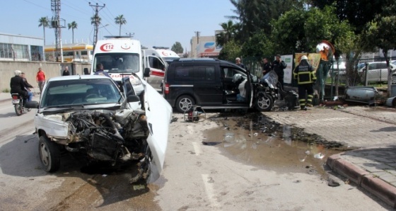 Adana'da otomobil ile hafif ticari araç kafa kafaya çarpıştı: 3 yaralı