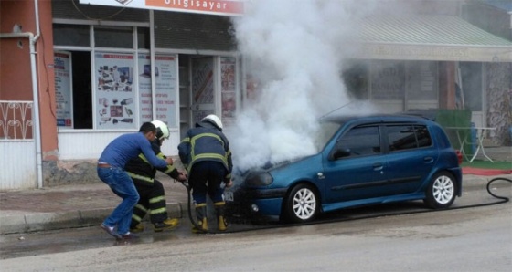 Adana'da park halindeki otomobil yandı