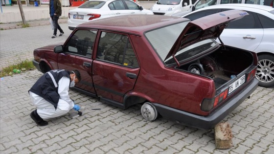 Adana'da park halindeki otomobilin lastikleri çalındı