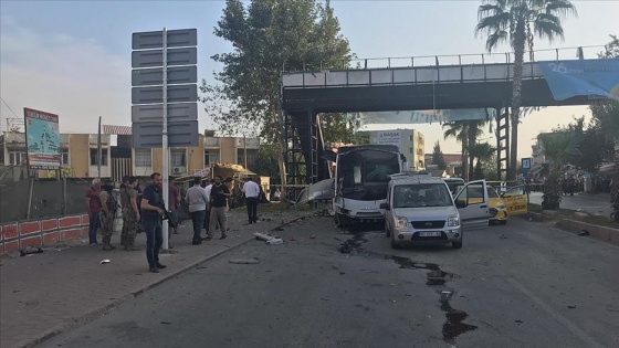 Adana&#039;da polis aracına saldırı