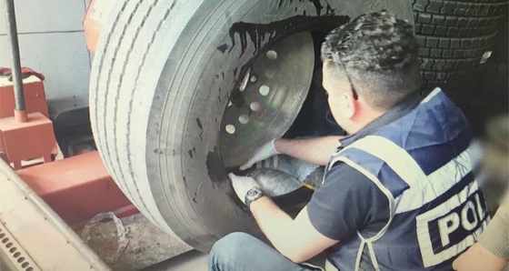 Adana'da polis esrarı bulmak için lastikçi oldu