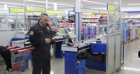 Adana’da pompalı tüfekle market soygunu