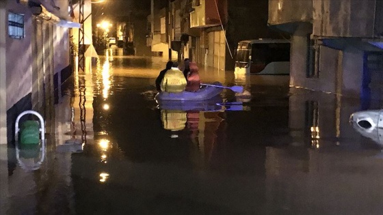 Adana'da sağanak nedeniyle evlerinde mahsur kalanlar botla kurtarıldı