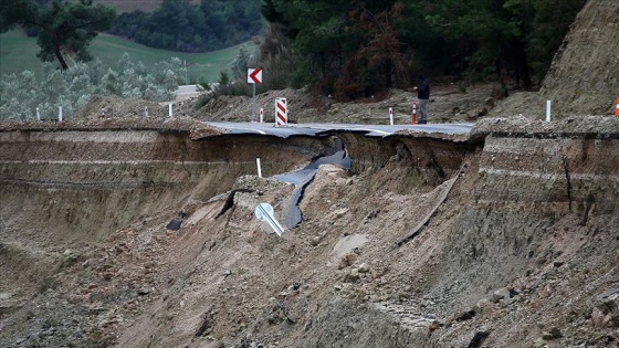 Adana'da sağanak nedeniyle yol çöktü