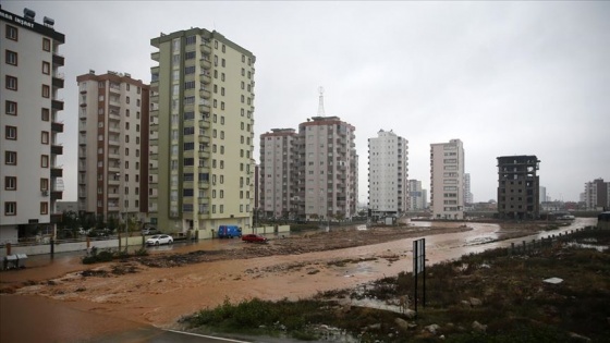 Adana'da sele kapılan otomobildeki 4 kişi kurtarıldı