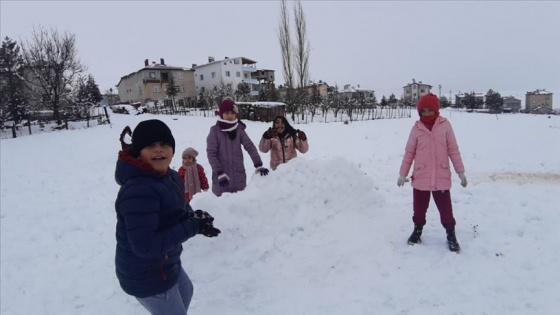 Adana'nın Tufanbeyli ilçesinde kar yağışı hayatı olumsuz etkiliyor