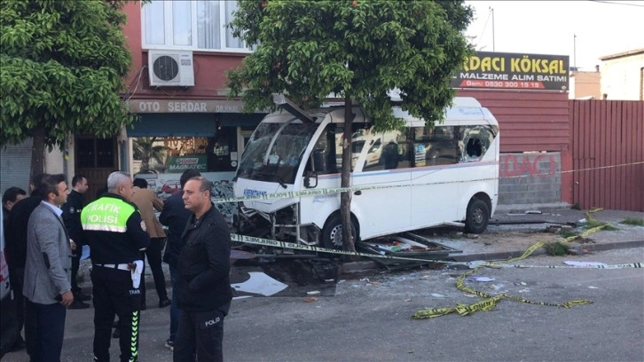 Adana'da dolmuşun durakta bekleyenlere çarpması sonucu 1 kişi öldü, 7 kişi yaralandı