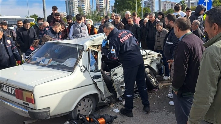 Adana'da minibüs ile otomobilin çarpıştığı kazada 9 kişi yaralandı