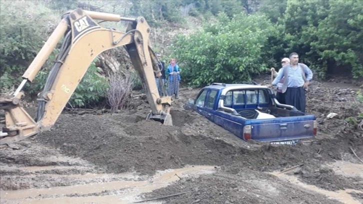 Adana'da sağanak nedeniyle toprak kayması yaşandı