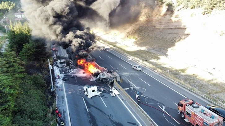 Adana'da tankerin karpuz yüklü tıra çarpması sonucu çıkan yangın söndürüldü