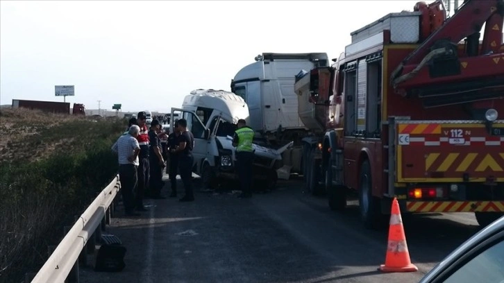 Adana'da tır ile servis minibüsünün çarpışması sonucu 4 kişi öldü, 6 kişi yaralandı