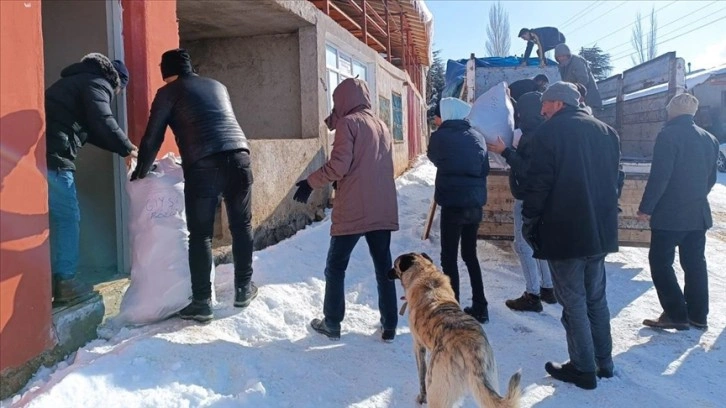 Adana'da vatandaşlar kendilerine gelen yardımları diğer illerdeki depremzedelere gönderdi