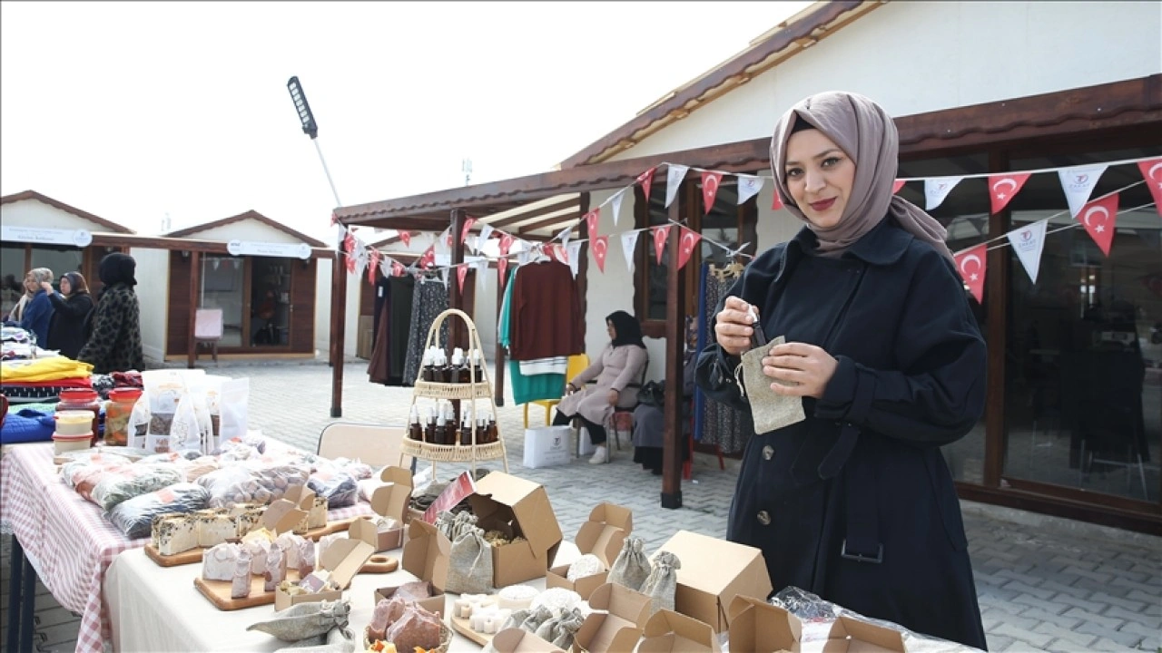 Adıyaman'da depremzede kadınlar "Eli Yaman" çarşısında el emeği ürünlerini satışa sun