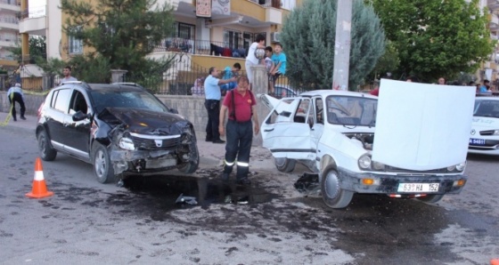 Adıyaman'da iki otomobil çarpıştı: 1 ölü, 6 yaralı