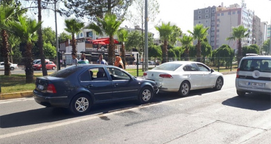 Adıyaman’da iki otomobil çarpıştı