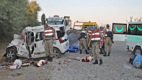 Adıyaman da otobüs ile ticari araç çarpıştı: 7 ölü