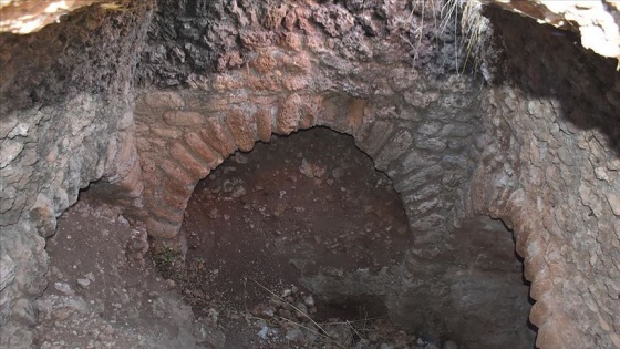 Adıyaman'da tarlasını süren çiftçi anıtsal ikiz mezar buldu