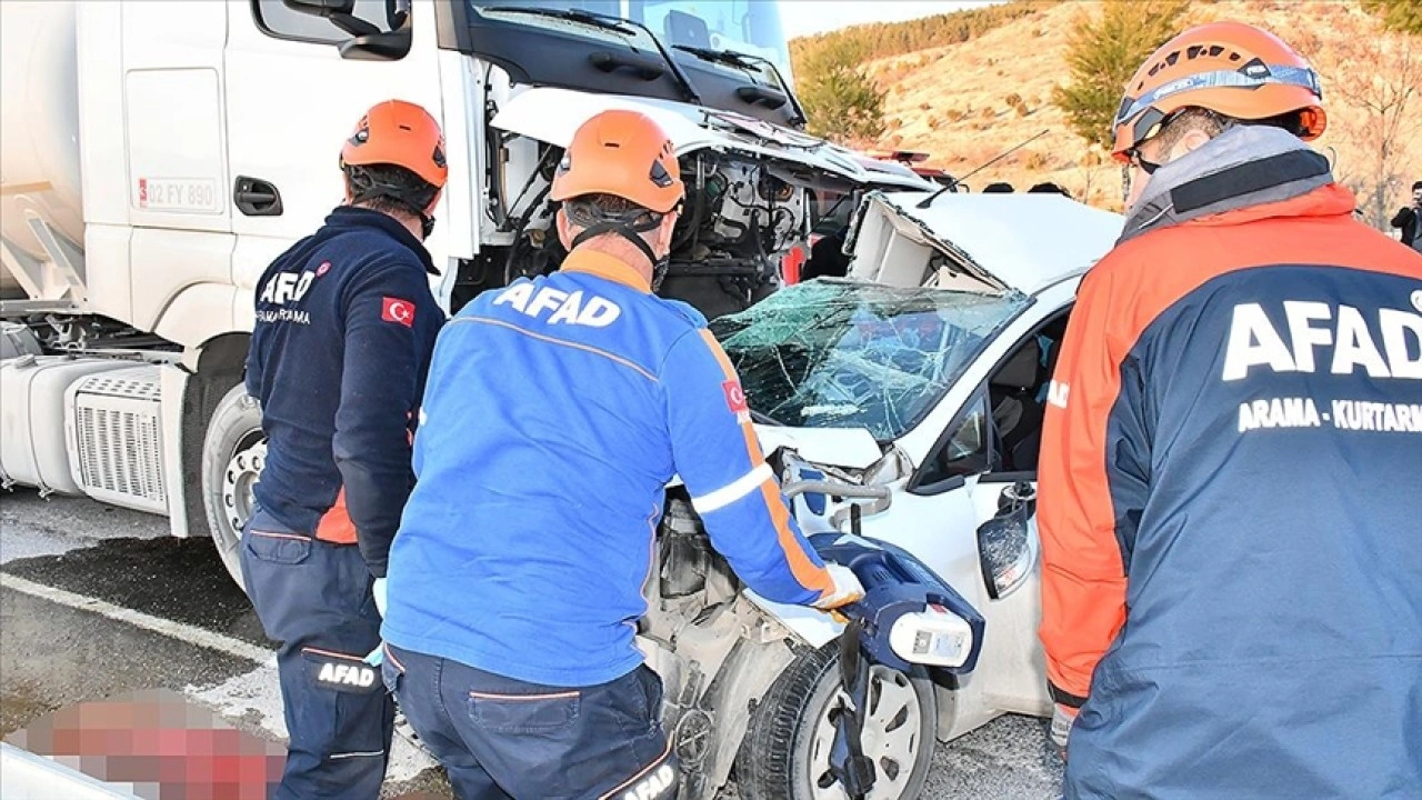 Adıyaman'da yakıt tankeri ile otomobilin çarpıştığı kazada 3 kişi öldü, 4 kişi yaralandı