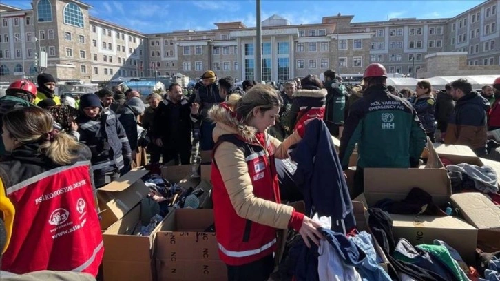 Adıyaman’da depremzedelere yiyecek ve kıyafet desteği sağlanıyor