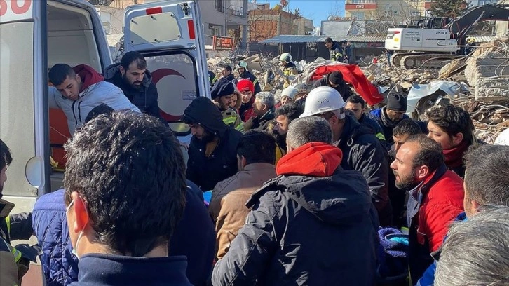 Adıyaman'da enkaz altında kalan anne ve kızı 79 saat sonra kurtarıldı