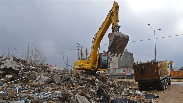 Adıyaman'ın Gölbaşı ilçesinde enkaz kaldırma çalışmaları sürüyor