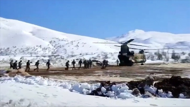 Adıyaman'ın köylerindeki depremzedelere yardım malzemeleri askeri helikopterle ulaştırılıyor