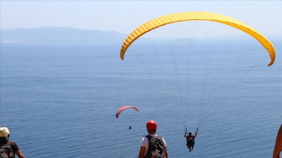 Adrenalin tutkunları Uçmakdere'de gökyüzüne dokunuyor