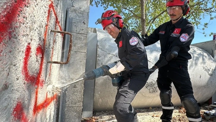 AFAD gönüllüsü adliye personeli eğitim ve tatbikatlarla olası afetlere müdahaleye hazır