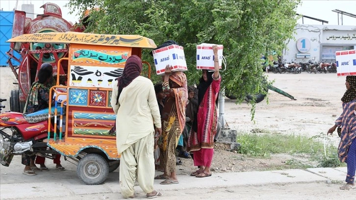 AFAD, Pakistan'daki selde ihtiyaç sahiplerine yardımlarını sürdürüyor