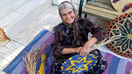 Afdükya nine iğnesini 60 yıldır elinden bırakmadı