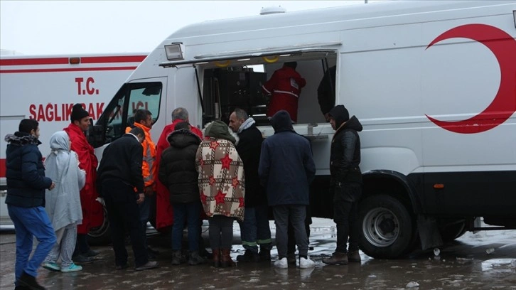 Afet Beslenme Grubu'nun deprem bölgesindeki beslenme hizmetleri sürüyor