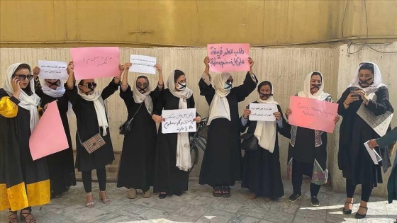 Afgan kadınları eğitim hakları için “sessiz protesto“ düzenledi