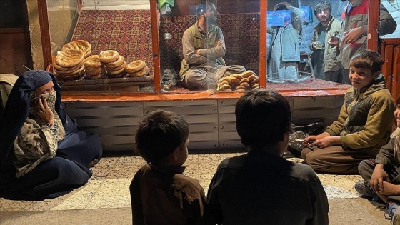 Afganistan&#039;da yoksul halk fırınların önünde bir ekmek için yardım bekliyor