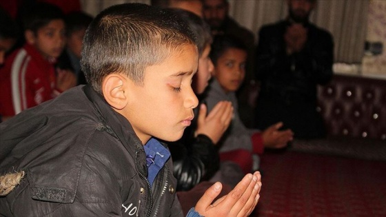 Afganistan'daki yetimler İdlib şehitleri için hatim duası okudu