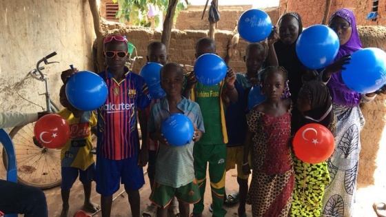 Afrikalı çocukların balon şaşkınlığı