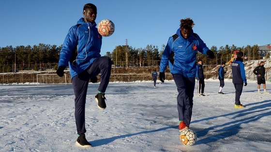 Afrikalı futbolcular Sarıkamış'ın soğuğuna alışmaya çalışıyor