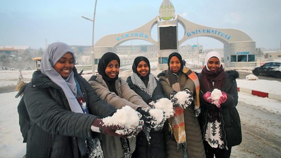 Afrikalı öğrencilerin kar sevinci