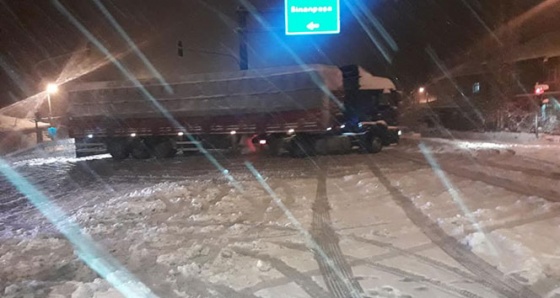 Afyonkarahisar’da aşırı yağan kar nedeniyle bağlantı yolları trafiğe kapandı