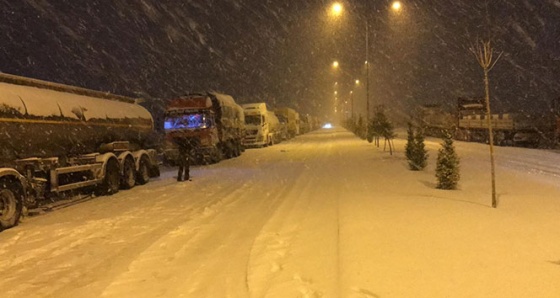 Afyonkarahisar’da bağlantı yolları kar ve tipi nedeniyle kapandı