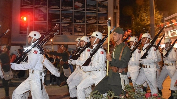 Afyonkarahisar'da Büyük Taarruz'un 101. yıl dönümü dolayısıyla fener alayı gerçekleştirildi