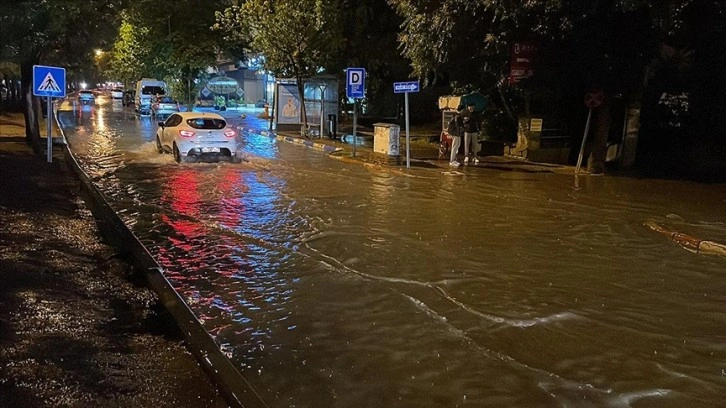 Afyonkarahisar'da sağanak hayatı olumsuz etkiledi