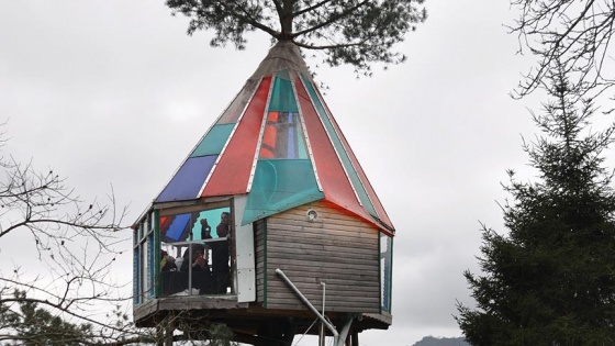 Eşsiz manzaralı ağaç evini turistlere açtı