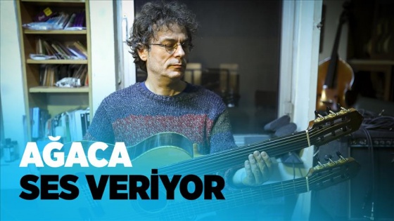 Ağaca ses veriyor