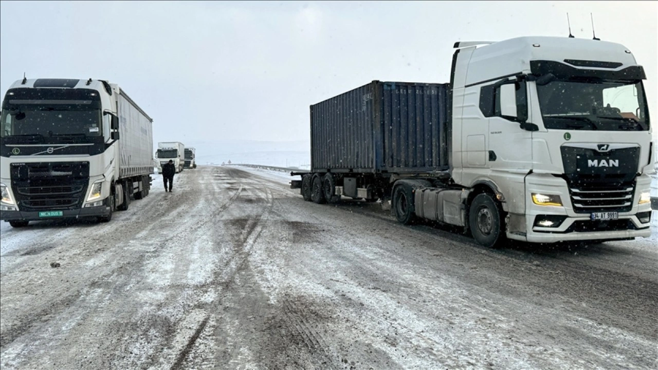 Ağır tonajlı araçlara kapatılan Ardahan-Kars kara yolunda ulaşım normale döndü