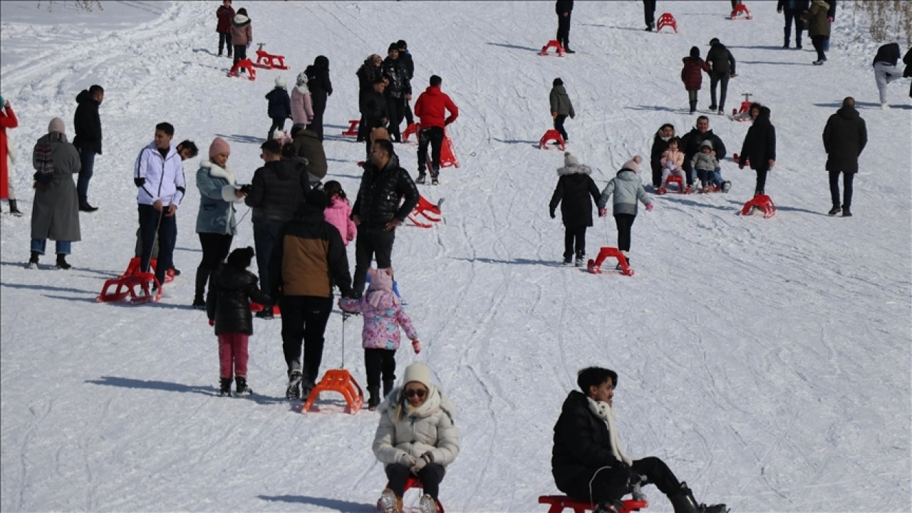 Ağrı'da kayak sezonu yoğun kar yağışıyla tekrar başladı