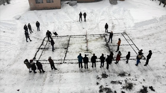 Ağrı'da köylülerden hayvancılığa 'badminton' arası