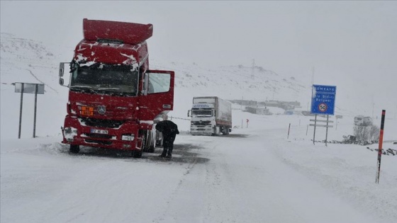 Ağrı'da Tendürek Geçidi kontrollü olarak ulaşıma açıldı